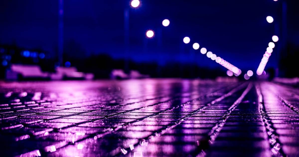 紫色的街灯仍然在温哥华城市中蓬勃发展