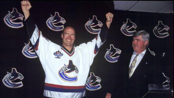 vancouver canucks jerseys over the years